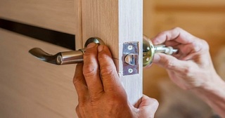 Установка и замена дверной ручки в Сланцах от 279 руб. – Мастер24, монтаж фурнитуры, недорого