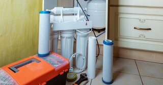 Установка фильтра для воды в Сланцах — цена от 620 руб., заказать монтаж под ключ в Мастер24